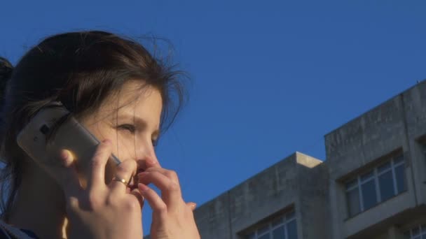 Femme parlant au téléphone dans la rue. au ralenti, 120 ips — Video