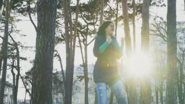 Mutlu kadın parkta günbatımı arka planda sevinç için atlama. Mutluluk kavramı. ağır çekim, 120fps