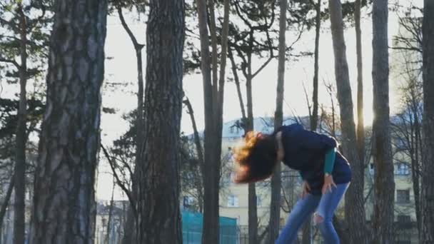 Mulher fazendo movimento de dança erótica no parque. câmara lenta, 120fps — Vídeo de Stock