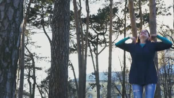 Mutlu kadın parkta günbatımı arka planda sevinç için atlama. Mutluluk kavramı. ağır çekim, 120fps — Stok video