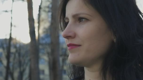 Retrato de perfil de una mujer mirando hacia delante, en cámara lenta — Vídeos de Stock