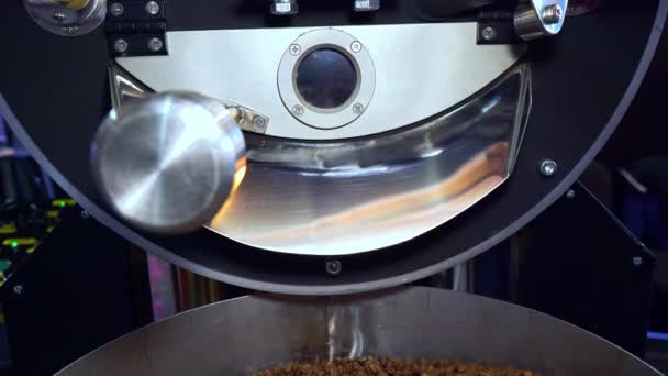 Охолодження кавових зерен після обсмажування. Машина для смаження, крупним планом — стокове відео