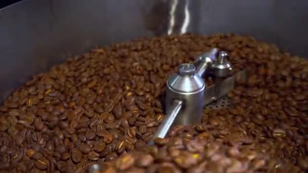 Enfriar los granos de café después de asar. Máquina tostadora, primer plano — Vídeo de stock