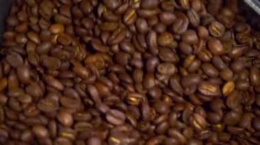 Kavrulduktan sonra kahve çekirdeklerini soğutuyorum. Kızartma makinesi, yakın çekim.