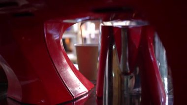 Kağıt bardak kahve dökülen kahve makinesi.