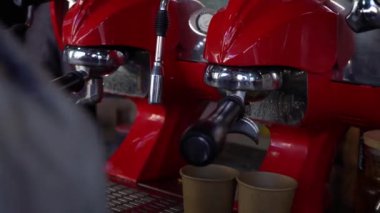 Kağıt bardak kahve dökülen kahve makinesi.