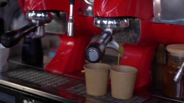 Máquina de café derramando café para os copos de papel . — Vídeo de Stock