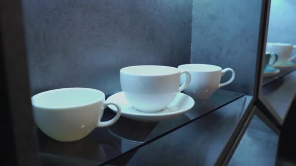 Copo de café de porcelana branca em um café ou na cozinha — Vídeo de Stock