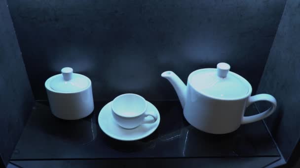 Білий порцеляновий кавовий набір в кафе або на кухні — стокове відео