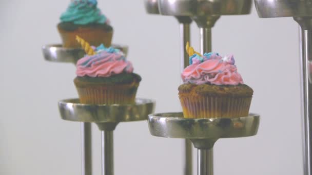 Cup-tårtor med grädde. Smörkräm på läckra muffins — Stockvideo