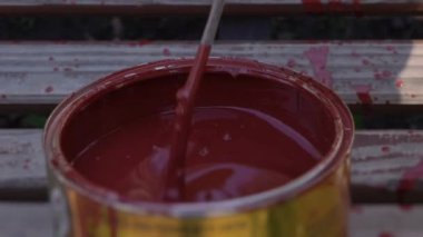 Kavanozun içinde kırmızı boya karıştırma, bir banka sopa boya karıştırma, yavaş hareket