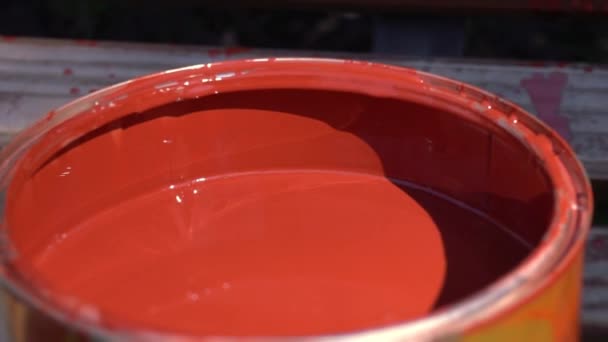 Rode verf in een pot, close-up — Stockvideo