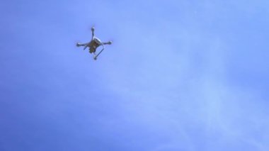 Pilot uçağı mavi gökyüzü, helikopter karşı yakalar, uçağı en baştan iner ve toprakları el mans