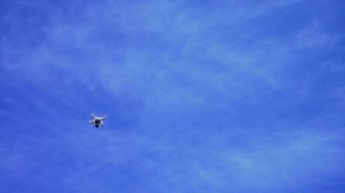 Dron, güneşe doğru uçup quadrocopter