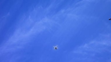 Dron, quadroopter mavi gökyüzünde kuşlar, Quadrocopter beyaz bulutlar ile mavi gökyüzü uçan ile uçar