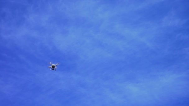 Dron, 태양에 멀리 비행 quadrocopter — 비디오