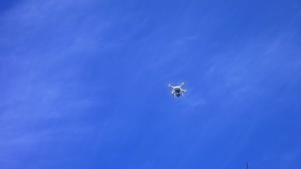 Dron, ύψους που φέρουν μακριά στον ήλιο — Αρχείο Βίντεο