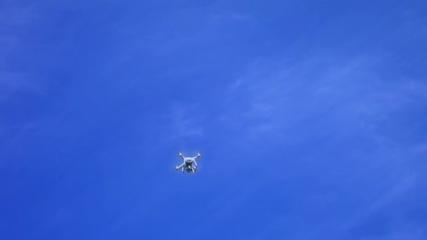 Copter, drone volant dans un ciel bleu, Quadrocopter contre le ciel bleu avec des nuages blancs — Video