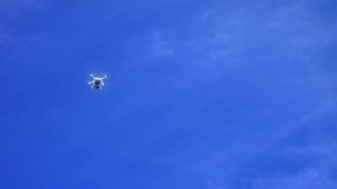 Helikopter, mavi gökyüzü Quadrocopter sinekleri uzak uçan uçak