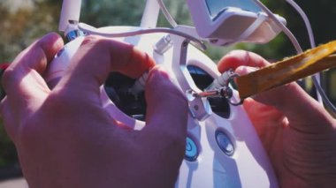 Adam helikopter konsol kontrol eder, mans el yakın çekim, denetimleri konsolu, yönetim dron