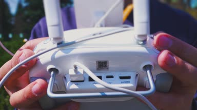 Adam helikopter konsol kontrol eder, mans el yakın çekim, denetimleri konsolu, yönetim dron