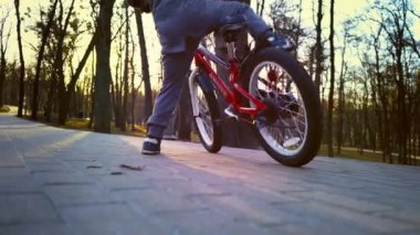 Küçük çocuk parkı, gün batımından park bisiklet sürme