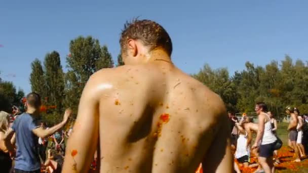 Een slag van tomaten, mensen zijn het gooien van tomaten — Stockvideo