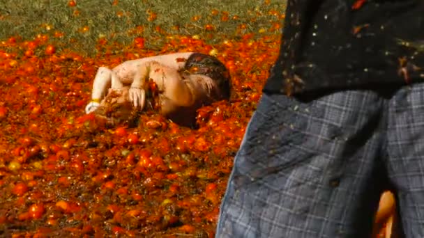 A battle of tomatoes, People are throwing tomatoes — Stock Video