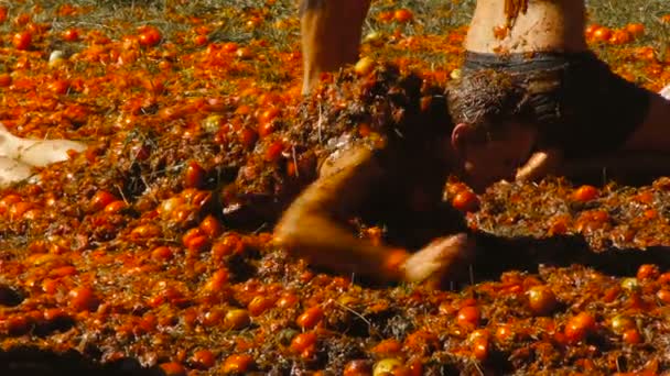 Una batalla de tomates, la gente está lanzando tomates — Vídeos de Stock