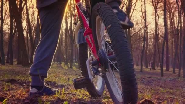 Kis fiú megtudja, hogy kerékpározni a park, naplemente park, lassú mozgás — Stock videók