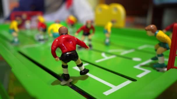 Stolní fotbal, dětská stolní hra, pomalý pohyb — Stock video