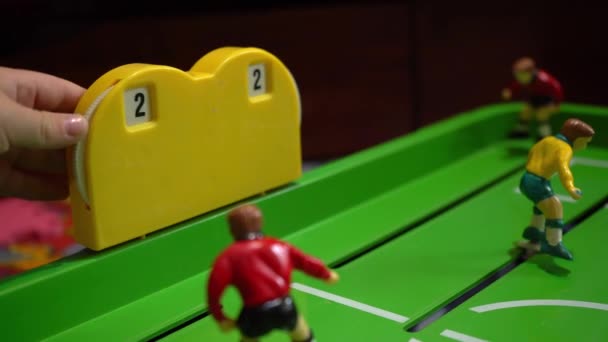 Επιτραπέζιο ποδόσφαιρο, παιδική επιτραπέζιο παιχνίδι, αργή κίνηση — Αρχείο Βίντεο
