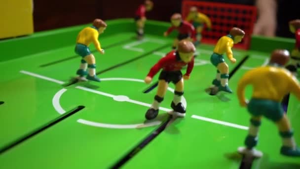 Stolik piłkarski, gra planszowa dla dzieci, zwolnionym tempie — Wideo stockowe