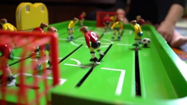Asztali foci, gyermek társasjáték, lassú mozgás — Stock videók