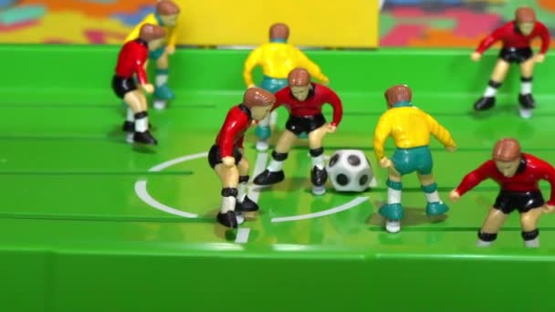 Stolik piłkarski, gra planszowa dla dzieci, zwolnionym tempie — Wideo stockowe