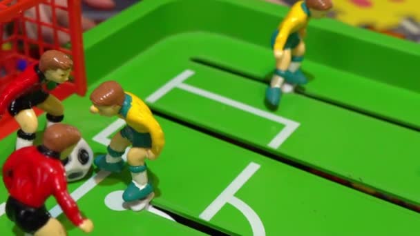 Futebol de mesa, jogo de tabuleiro das crianças, câmera lenta — Vídeo de Stock