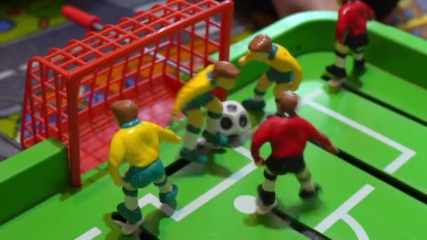 Настільний футбол, дитяча настільна гра, повільний рух — стокове відео