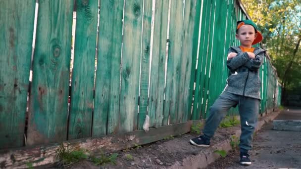 Niño Posando Cámara Cerca Cerca Madera Vieja Retrato Niño Empinado — Vídeos de Stock