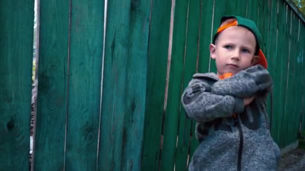 Niño Posando Cámara Cerca Cerca Madera Vieja Retrato Niño Empinado — Vídeos de Stock