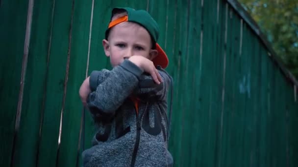 Kleine Jongen Die Zich Voordeed Camera Buurt Van Oude Houten — Stockvideo