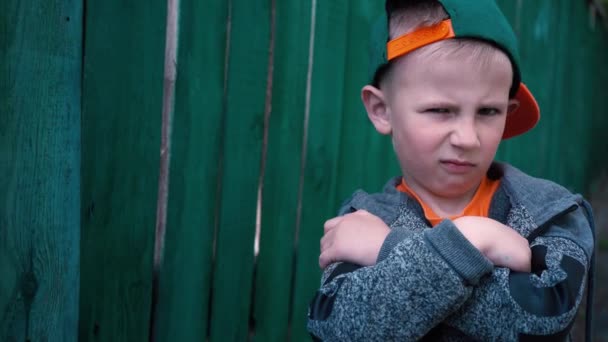 Malý Chlapec Pózuje Kameru Blízkosti Starý Dřevěný Plot Portrét Strmé — Stock video