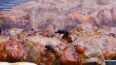 Lezzetli et mangal şiş üzerinde hazırlanması, ızgara et şiş, sokak gıda, et şiş üzerinde döndürme