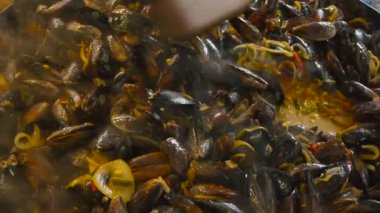 Şef paslanmaz çelik tavada deniz ürünleri istiridye Pişirme Kızartma