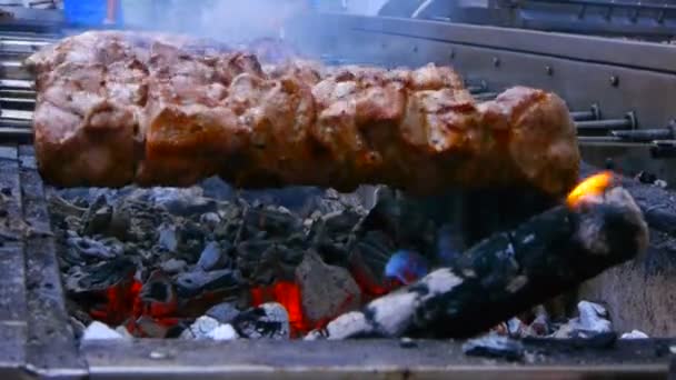 Preparazione gustoso barbecue di carne su spiedini, carne alla griglia su spiedini, street food, carne ruotante su spiedino — Video Stock