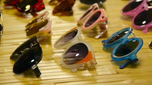 Колекція сонцезахисних окулярів на стійці, Великий вибір сонцезахисних окулярів — стокове відео