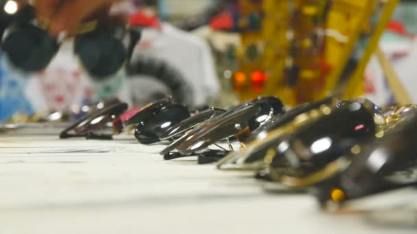 收集的太阳镜在柜台上, 大选择的太阳镜 — 图库视频影像