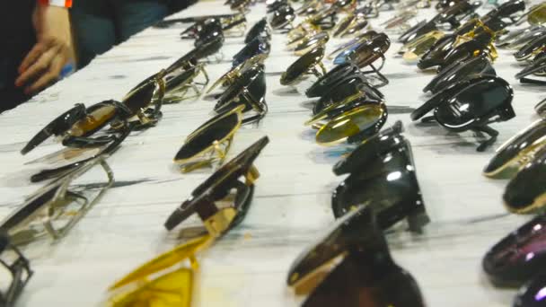 Kolekce slunečních brýlí na pultu, velký výběr, sluneční brýle — Stock video