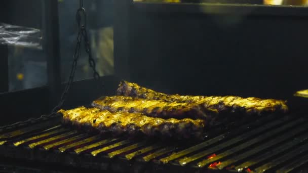 Costelas apetitosas na grelha, cozinhar carne de churrasco, costelas de cordeiro suculentas com crosta grelhada na grelha — Vídeo de Stock