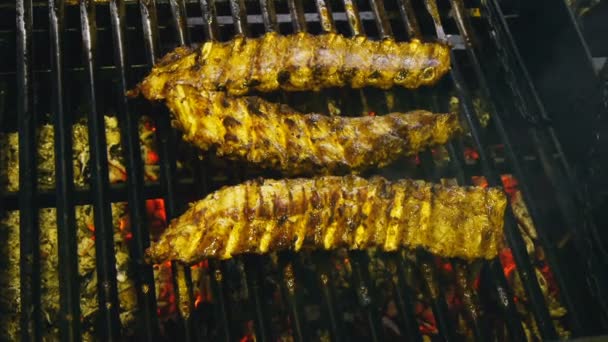 Costelas apetitosas na grelha, cozinhar carne de churrasco, costelas de cordeiro suculentas com crosta grelhada na grelha — Vídeo de Stock