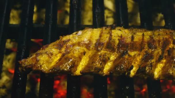 Costillas apetitosas en la parrilla, cocinar carne barbacoa, costillas de cordero jugosas con corteza a la parrilla en la parrilla, primer plano — Vídeos de Stock